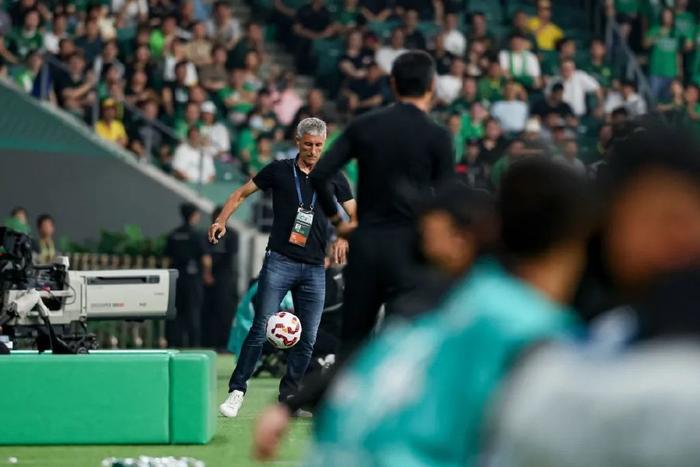 必威体育平台-关于朗尼克：带霍村踢德甲第一年，我们以踢德乙时的阵容拿到半程冠军的信息