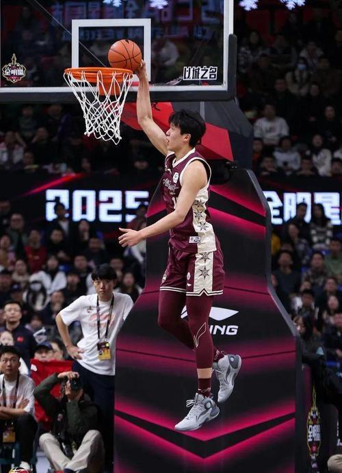 杨瀚森谈NBA的身体对抗：很强硬但比较文明不会有过度的动作